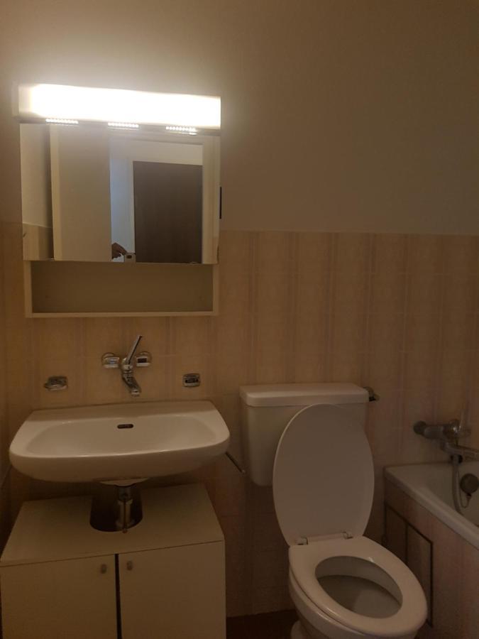 Lovely 1-bedroom Unit With Bath Tub. *